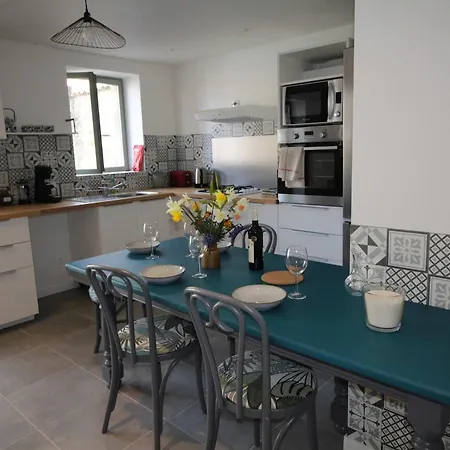 펜션 Charente Cozy Family Winter Retreat