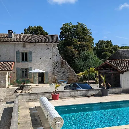 Charente Cozy Family Winter Retreat 펜션 *